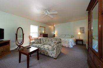 INTERIOR OF A ROOM WITH MIRROR AND  LOUNGE AREA