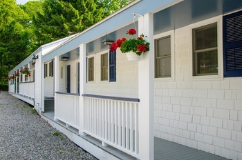 Exterior of motel rooms available at Glenmoor